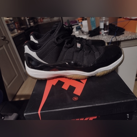 Jordan 11 Low Infrared - Picture 2 of 6